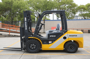 Forklift Shantui SFD35 kuning dengan mast berdiri di area outdoor